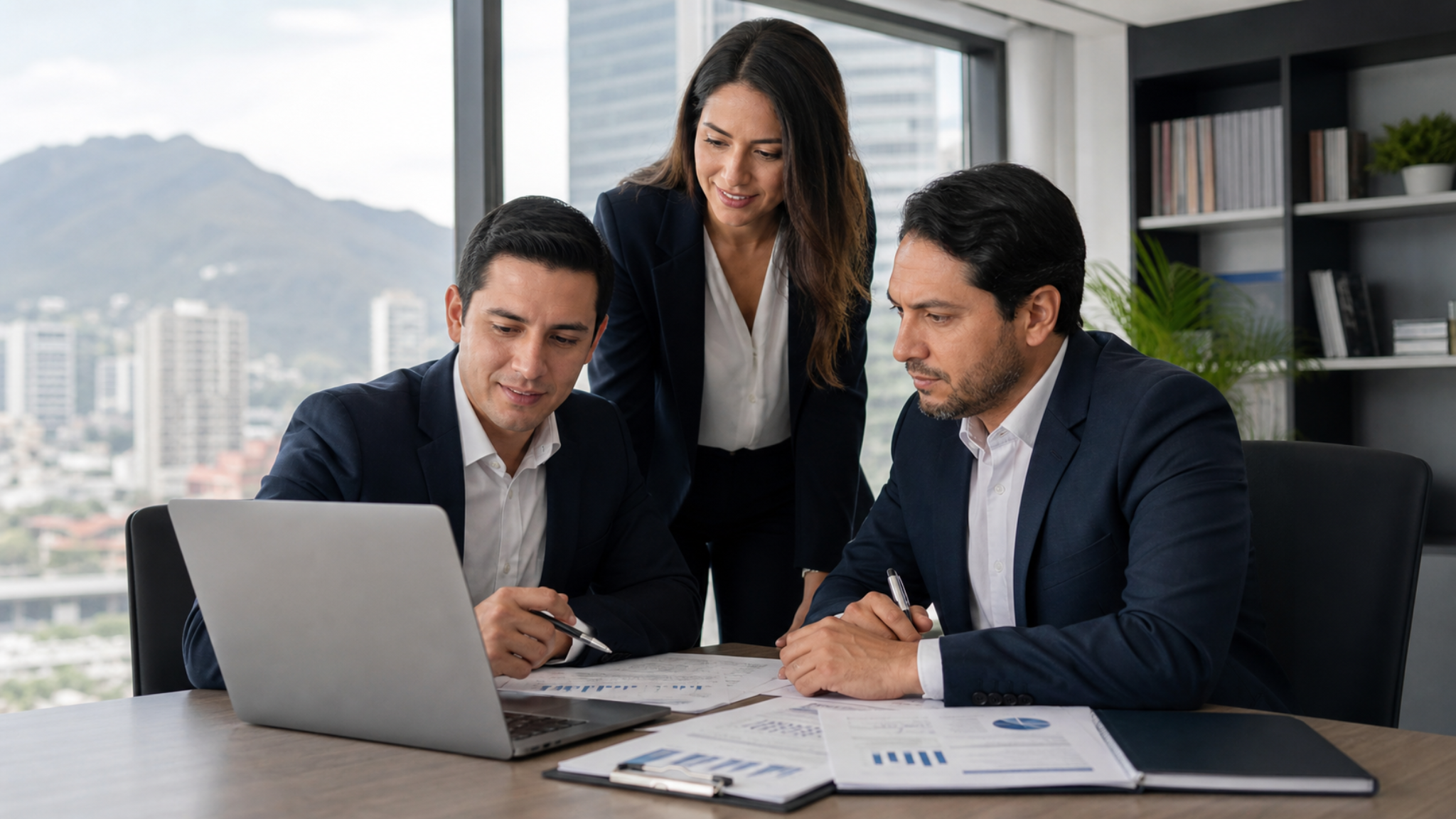 Equipo profesional revisando reportes financieros en oficina